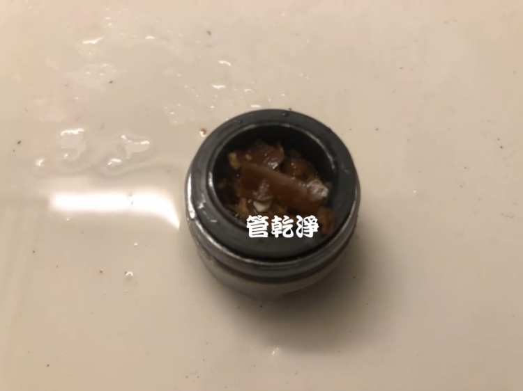 水管裡都是結晶體？ 台中 東區 東英路 水管清洗 (管乾淨)