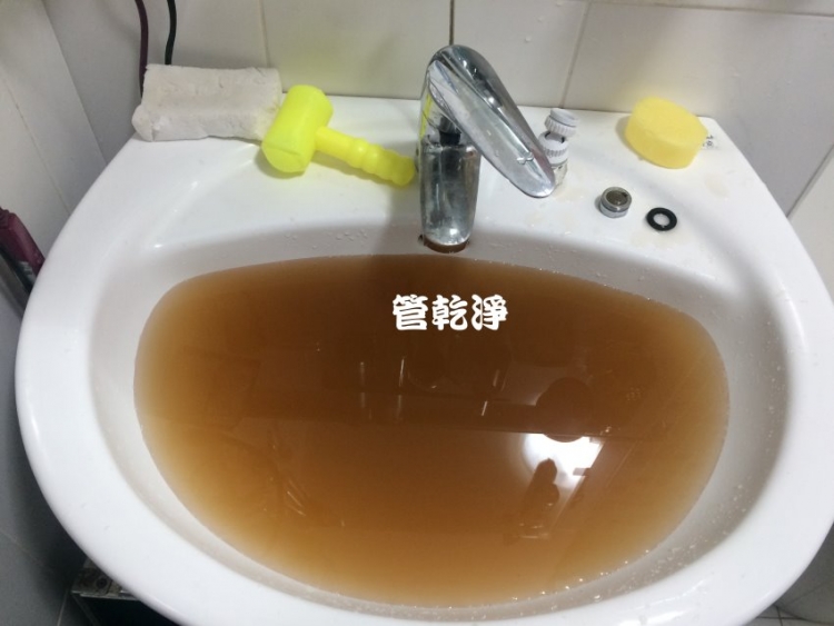 龍頭流出青草茶？ 新北 土城 明峰街 水管清洗 (管乾淨) 