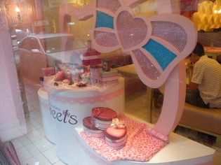 hello kitty 餐廳的商品櫥窗