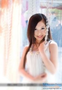 天使般女孩的迷人笑顔