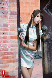 台灣model身穿性感中國旗袍