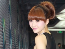 側露酥胸美女