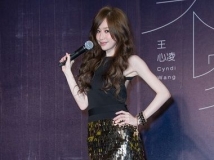 王心凌卸外衣展美背