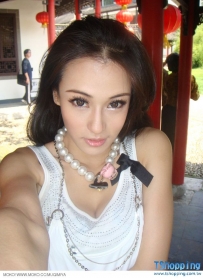 表演溫泉瑜珈的美女