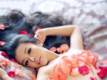 美女吊帶濕身長裙秀迷人~事業線~