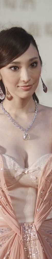 吳佩慈低胸惹眼球[8p]